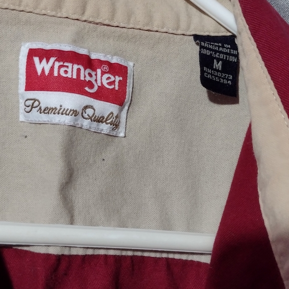 Wrangler premium quality red button down men's medium - Picture 2 of 3